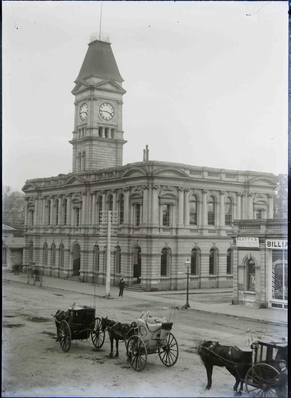 Hansom cabs at the Oamaru Post Office, Thames Street Culture Waitaki